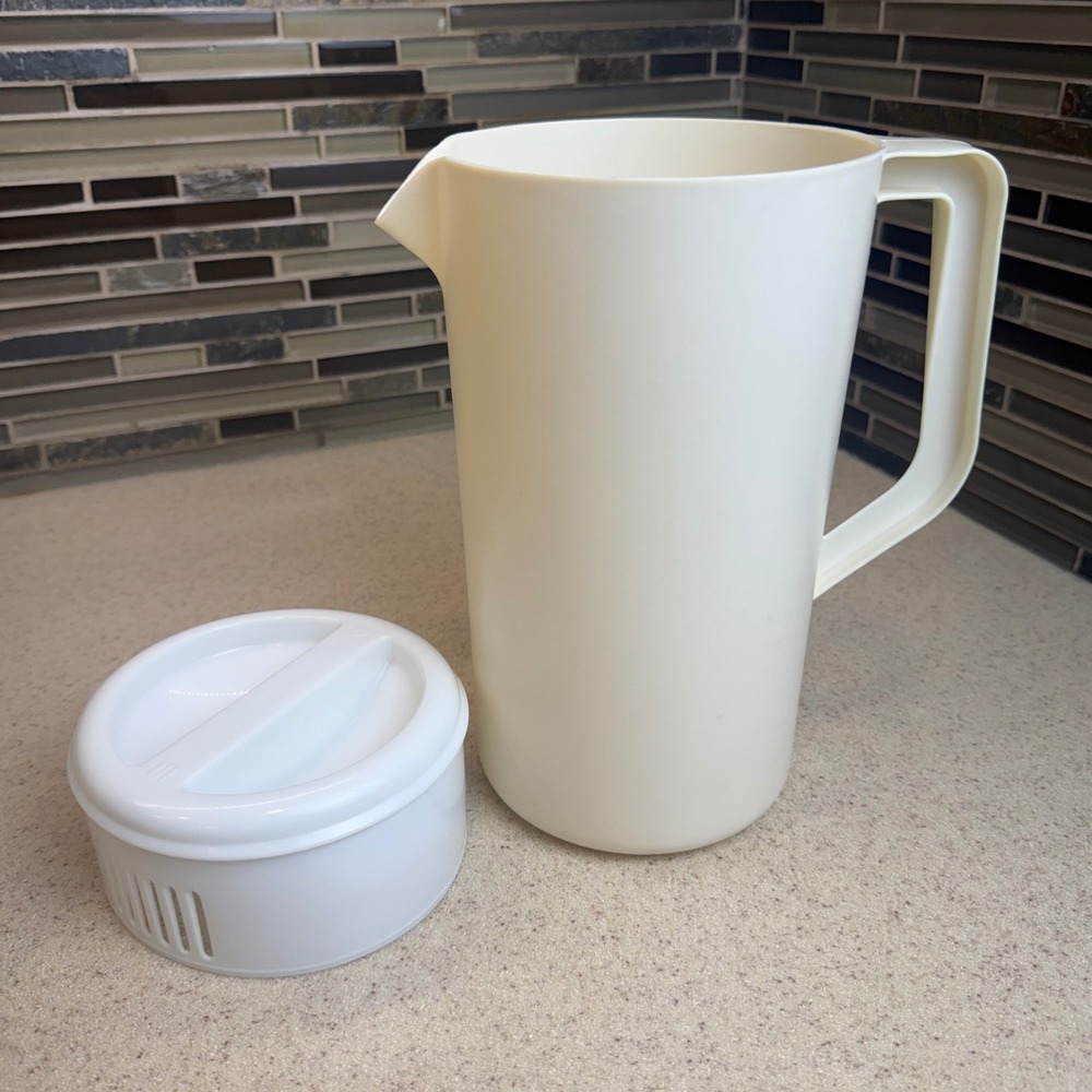 Vintage Rubbermaid 2.25 Quart Pitcher Almond Off White #2445 w/ 3 Position Lid